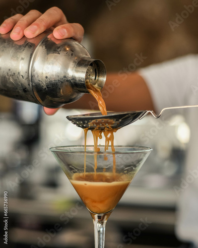 Cocktail espresso martini que se toma fría y se hace con café expreso, licor de café y vodka photo