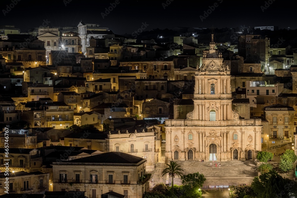 Veduta notturna di Modica - Ragusa - Sicilia - Italia. Duomo di San Giorgio
