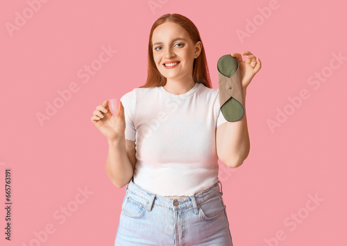 Young woman with reusable m...
