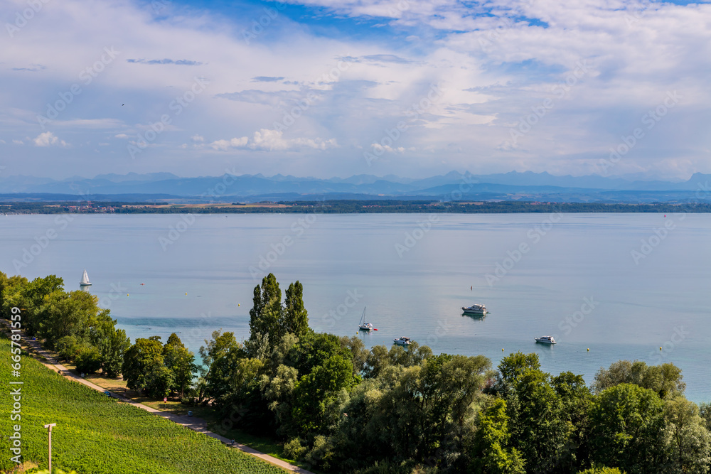 Vue sur le Lac de Neuchâtel et les vignobles de Bevaix en Suisse