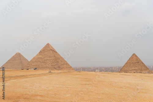 Canvastavla Giza's trio: Ancient wonders on Egypt's plateau, a testament to architectural brilliance and mysteries of a bygone civilization