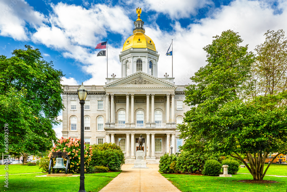 New Hampshire State House with the statue of Daniel Webster a prominent NH statesman, in Concord. The capitol houses the New Hampshire General Court, Governor, and Executive Council. - obrazy, fototapety, plakaty 