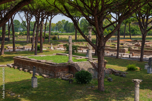 La place des corporations vue depuis le théâtre d'Ostia Antica.