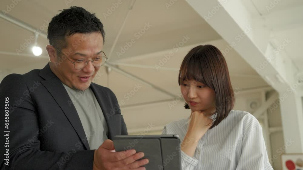 ミーティングをする男女のビジネスマン ミーティングをする男女のビジネスマン