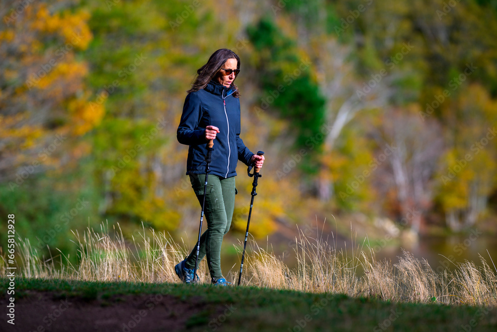 Naklejka premium Trekking al Lago Calamone in autunno