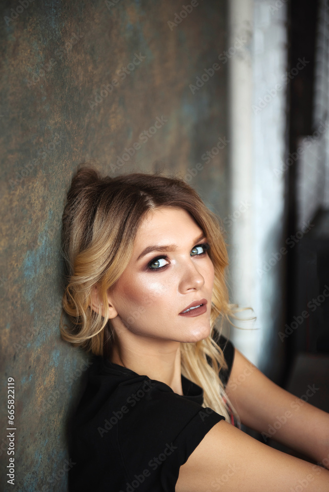 Naklejka premium Sensual close-up portrait of young pretty blond woman on gray background. Fashion and style concept. Photo in studio. Woman posing at camera