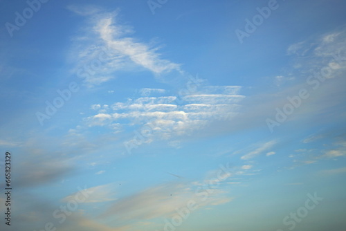 Interessantes Muster der weißen Wolken vor blauem Himmel über dem Deich im Herbst in Büsum im Kreis Dithmarschen an der Küste der Nordsee an der Nordsee in Nordfriesland in Schleswig-Holstein photo