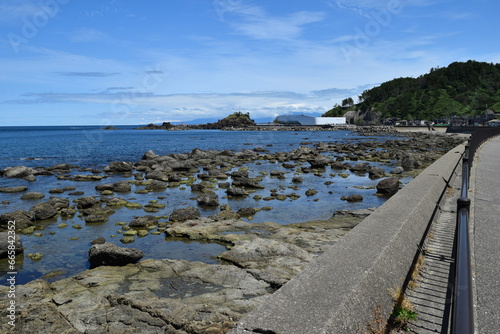 加茂海岸周辺の風景 ／ 山形県庄内浜の加茂海岸には、天然の良港として発展した加茂港、県立加茂水産高等学校、県水産試験場が立地しており、山形県の海洋研究・海洋教育の拠点としての役割も担っています。また、山形県内唯一の水族館である鶴岡市立加茂水族館があり、世界一多くの種類の「くらげ」を展示する水族館として、ギネス世界記録に認定されています。 photo