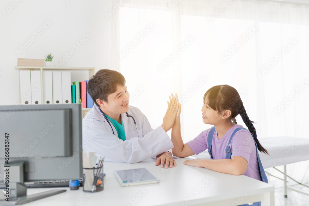 Obraz premium light and blur people, Asian doctor talk with children patient about disease symptom, doctor use hand touch on hand of patient, they hi five together, children health check up, happiness hospital