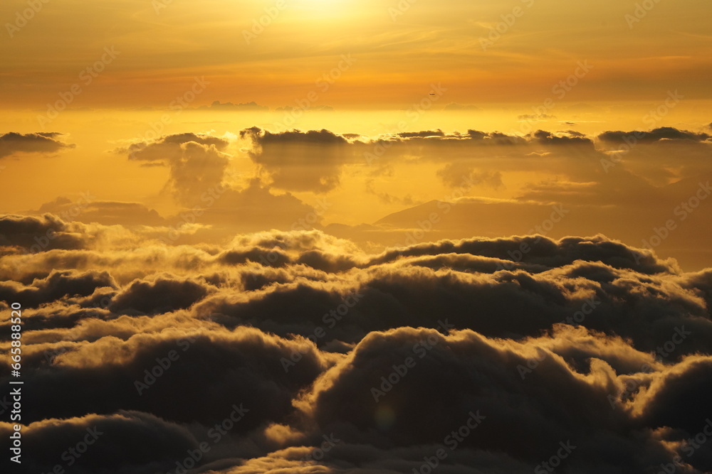 Obraz premium Golden Awakening: Sun's Embrace Above