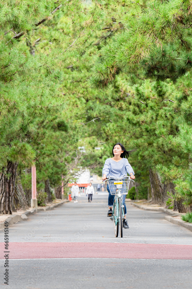 Fototapeta premium 自転車に乗る女性2