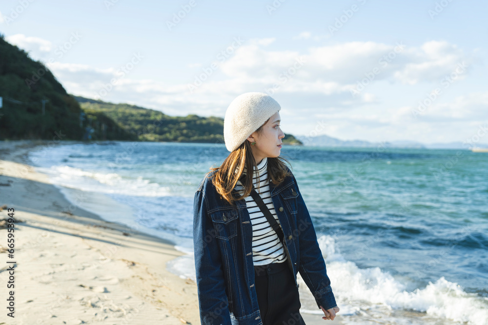 海を散策する女性