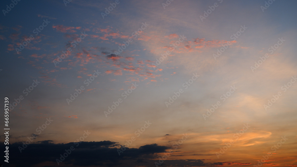 Fototapeta premium View of the sky at dusk and the sun is about to set.