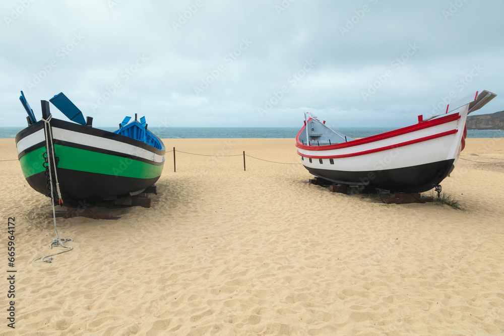 Fototapeta premium Barche dei Pescatori sulla spiaggia di Nazarè in Portogallo