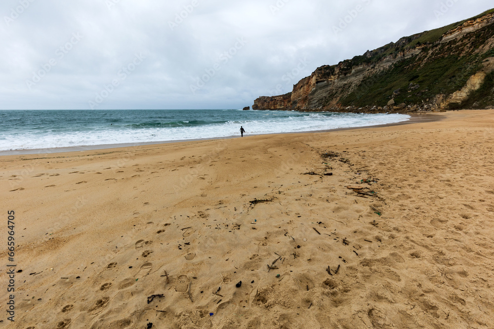 La bellissima spiaggia di Nazarè in Portogallo La bellissima spiaggia di Nazarè in Portogallo
