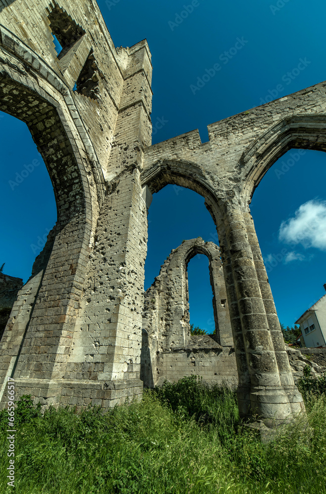 Ruines de l'église Saint-Nazaire à Ablain-Saint-Nazaire, Pas-de-Calais, France