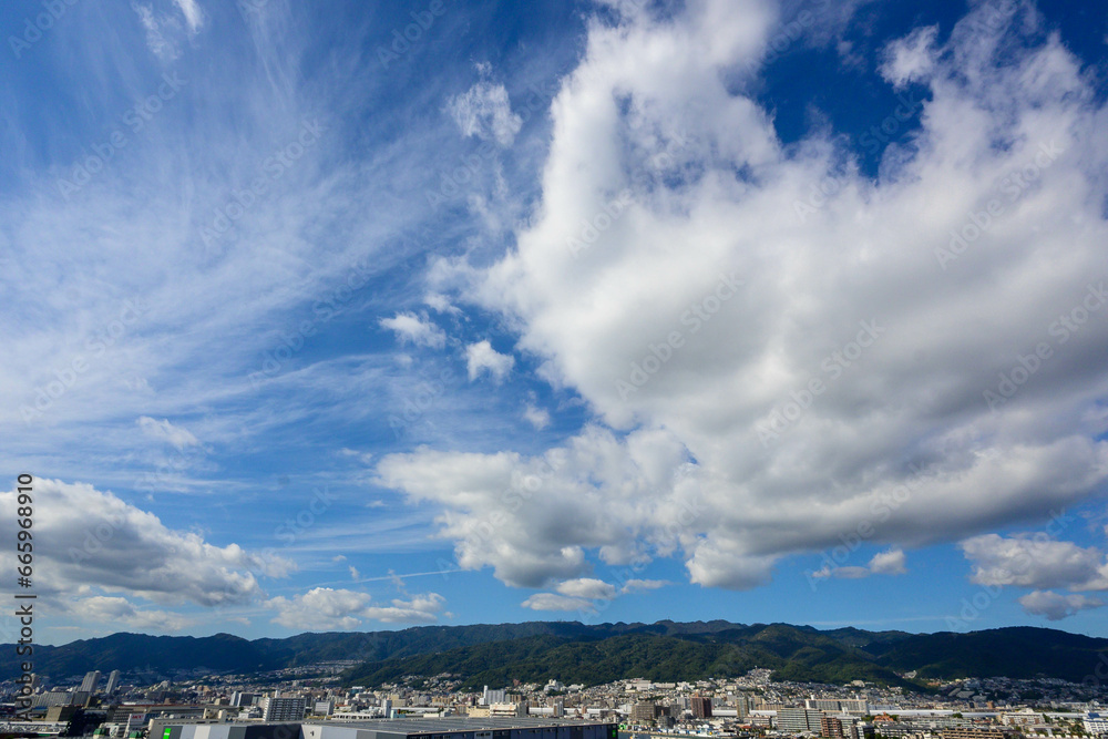 神戸市の深江大橋より芦屋の市街地と背景の六甲山の山並みをのぞむ。青い空と雲を広角レンズでダイナミックに描写。