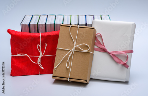 Książka na prezent, książki owinięte w papier prezentowy i wstążki 