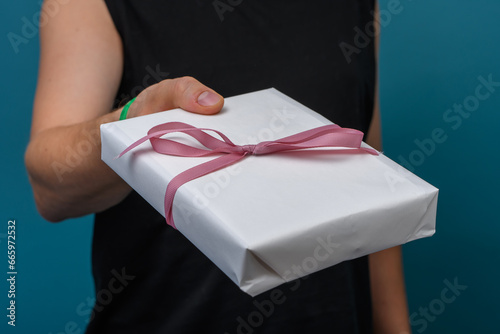 Dawać prezent, książka opakowana w papier i wstążkę z kokardką