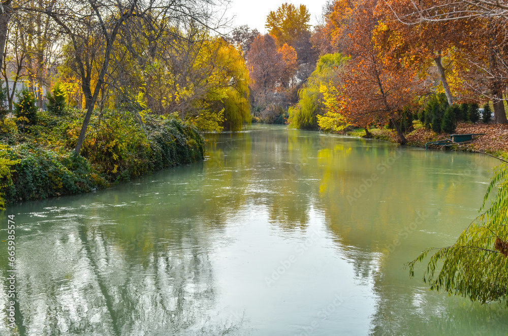 Fototapeta premium Bozsuv canal near Expocenter bridge scenic view (Tashkent, Uzbekistan)
