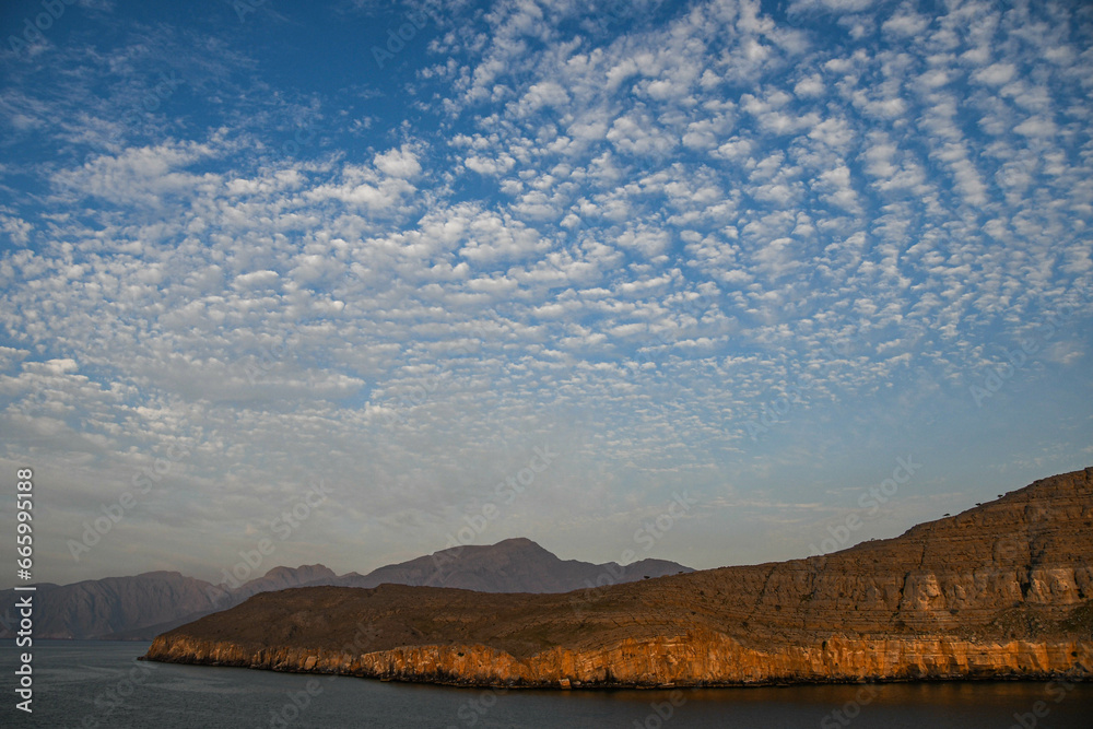Küstenlinie bei Khasab am Hajar Gebirge, Musandam, Oman in der Abendsonne