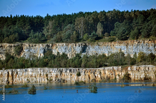 Fragment częściowo zalanego błękitną wodą wyrobiska margla cementowni Strzelce Opolskie, Polska. 