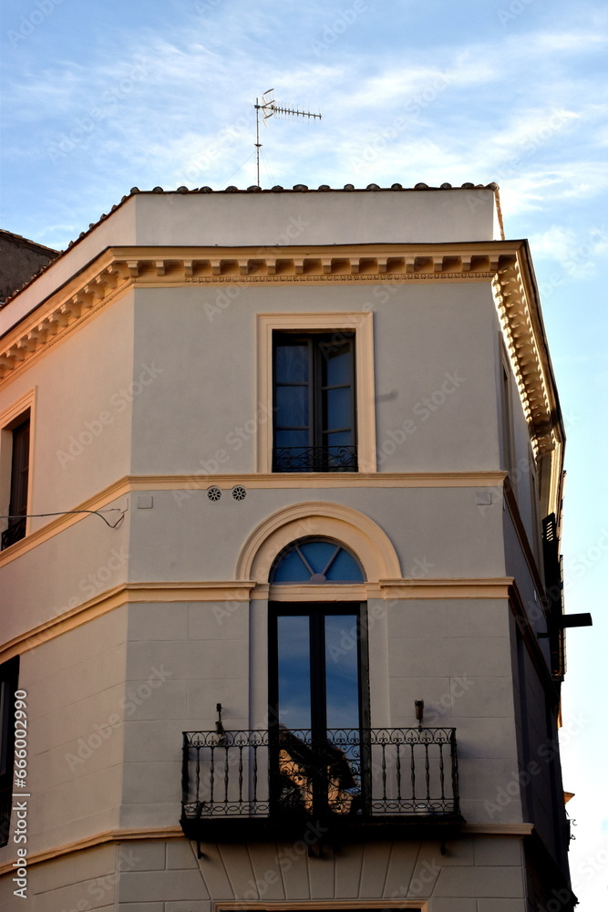 Schmales gelbes Haus in der Altstadt von Viterbo