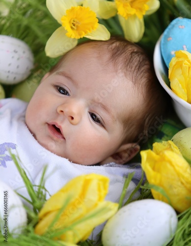 Première chasse aux œufs : Émerveillement d'un bébé face à la magie de Pâques