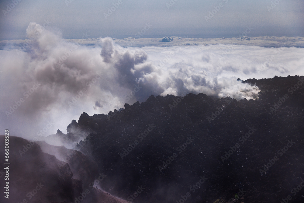Obraz premium Avachinsky volcano, Kamchatka peninsula, Russia. An active volcano, located north of the city of Petropavlovsk-Kamchatsky, in the interfluve of the Avacha and Nalychev rivers.