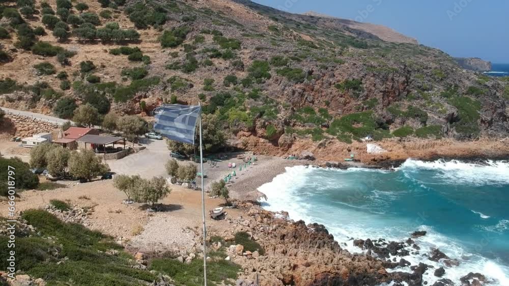 Drapeau national grec flottant au dessus de la côte en Crète