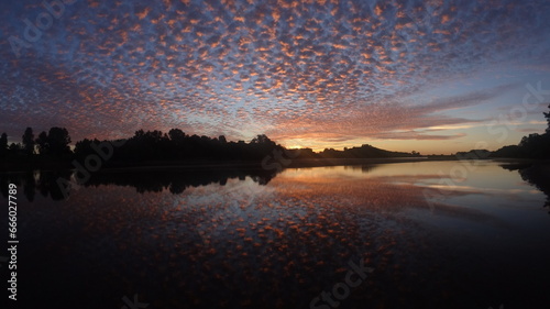 Reflet du lever de soleil sur la Loire en Touraine (France) photo