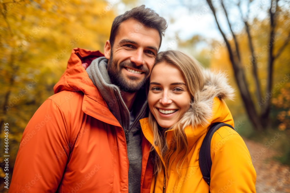 Obraz premium Smiling couple enjoying the mountain in autumn
