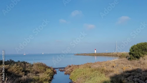 L'étang de Thau à Marseillan, phare des Onglous  Hérault Occitanie