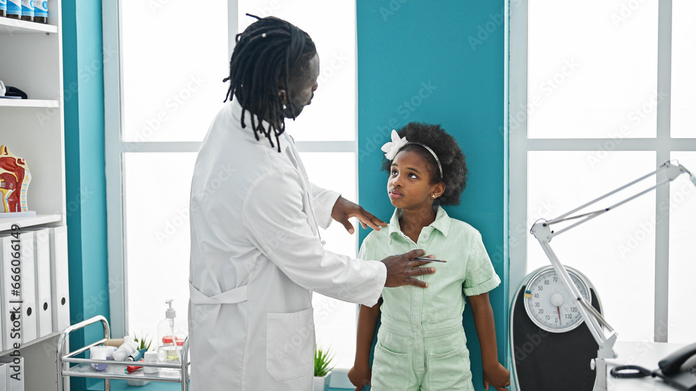 Obraz premium Doctor and patient having medical consultation measuring height at the clinic