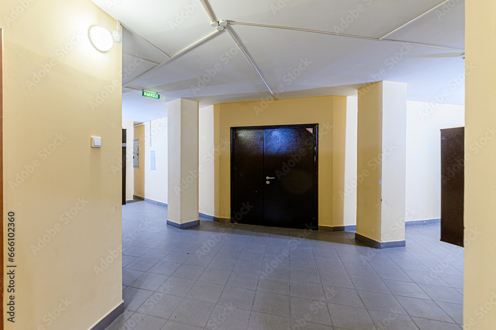 Obraz premium interior apartment public place, house entrance. doors, walls, staircase corridors