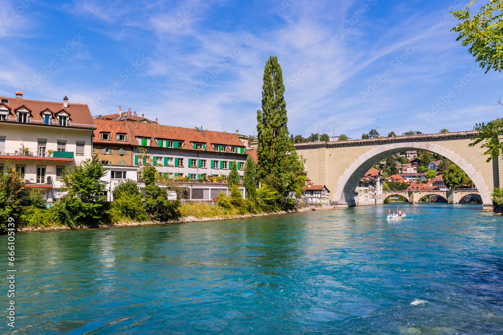 La rivière de l'Aar et la ville de Berne en Suisse