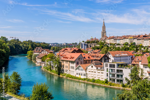 La rivière de l'Aar et la ville de Berne en Suisse photo
