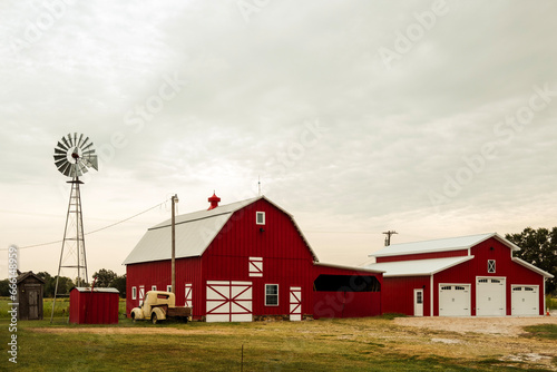 Antigua granja bien conservada en Red Oak  Missouri photo