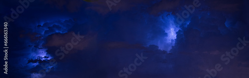 Vue panoramique d'un ciel d'orage avec éclairs