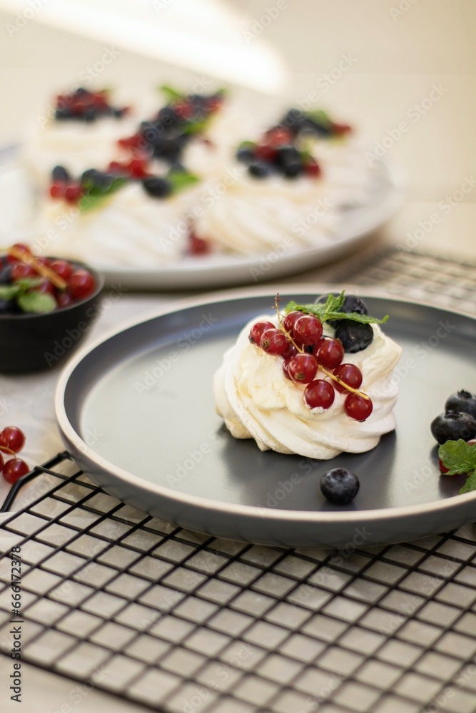 Mini beza pavlova monoporcja z owocami Mini beza pavlova monoporcja z owocami