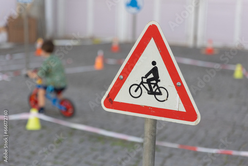 Warning sign indicating bicycle crossing.