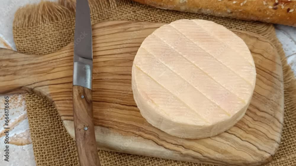 fromage français : Munster, en gros plan, sur une planche à découper