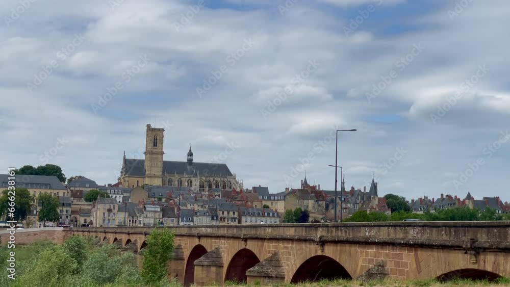 A côté du pont de Loire à Nevers