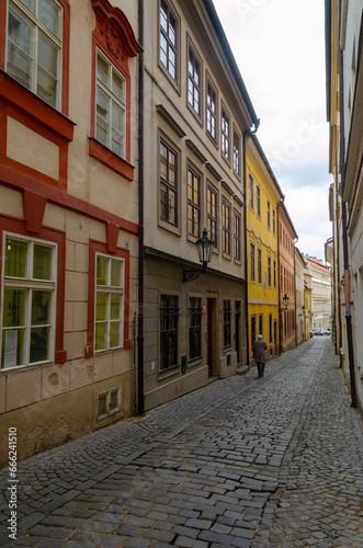 Fototapeta Naklejka Na Ścianę i Meble -  Narrow historical colorful streets of Lesser Town in Prague, the Czech Republic