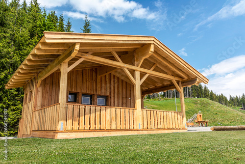 Neu gebaute Blockhütte aus Holzbrettern in den Bergen mit Terrasse im Sommer niedriger Blickwinkel photo