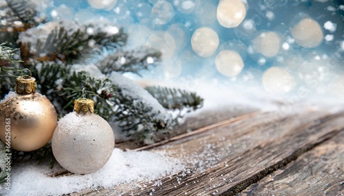 Éclat hivernal : Boules de Noël sur une table en bois sous la neige scintillante