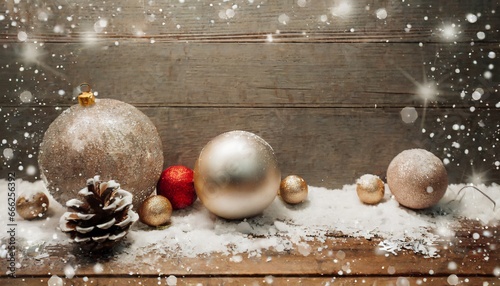 Décorations de Noël rustiques : Boules festives sur une table en bois avec neige et sapin photo