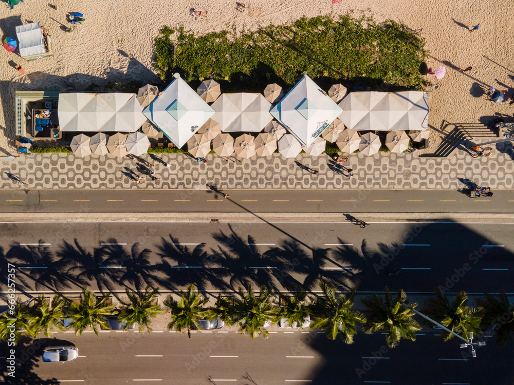 Foto de drone da praia do arpoador em um lindo dia de sol.