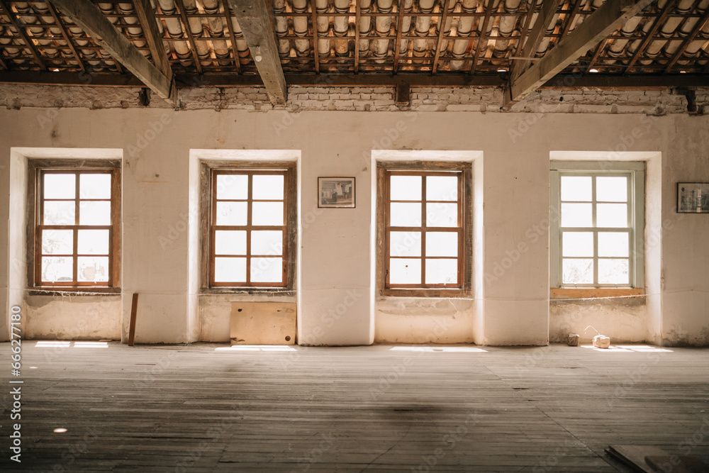Fototapeta premium Abandoned warehouse in São Paulo. Old windows of an abandoned and empty warehouse.