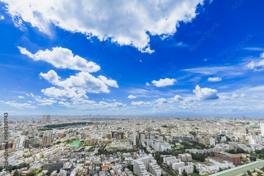 青空と雲と東京のビル群